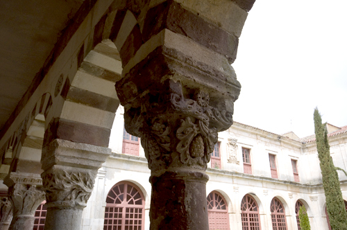 Detalle de capiteles de la galería sur del claustro de Cardeña